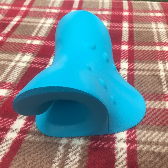 NEW Neck/Shoulder Relaxer Pillow - Picture 7 of 10